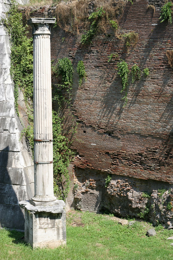 Говорю же, куда не пойди, всюду остатки былой империи. Говорю же, куда не пойди, всюду остатки былой империи.
