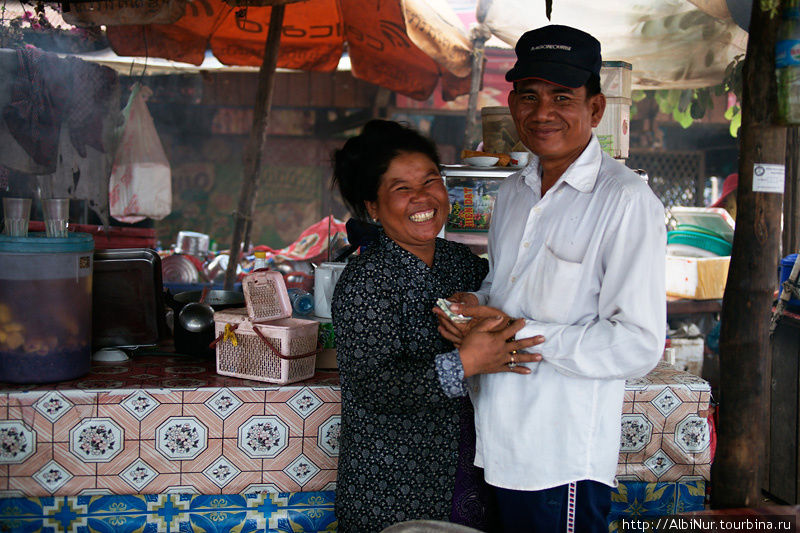 Семейная пара, хозяева придорожной едальни, Kralanh. Камбоджа