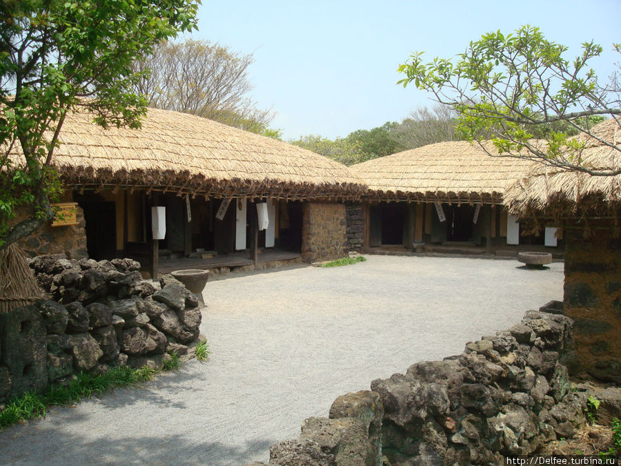 Традиционная деревня о. Чеджу / Jeju Folk Village Museum