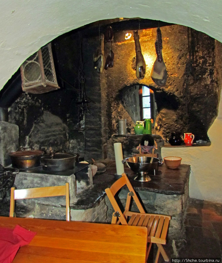 Но готовят сейчас, похоже, где то в одном из помещений во дворе. По крайней мере старая кухня больше напоминает музей... Зарганс, Швейцария