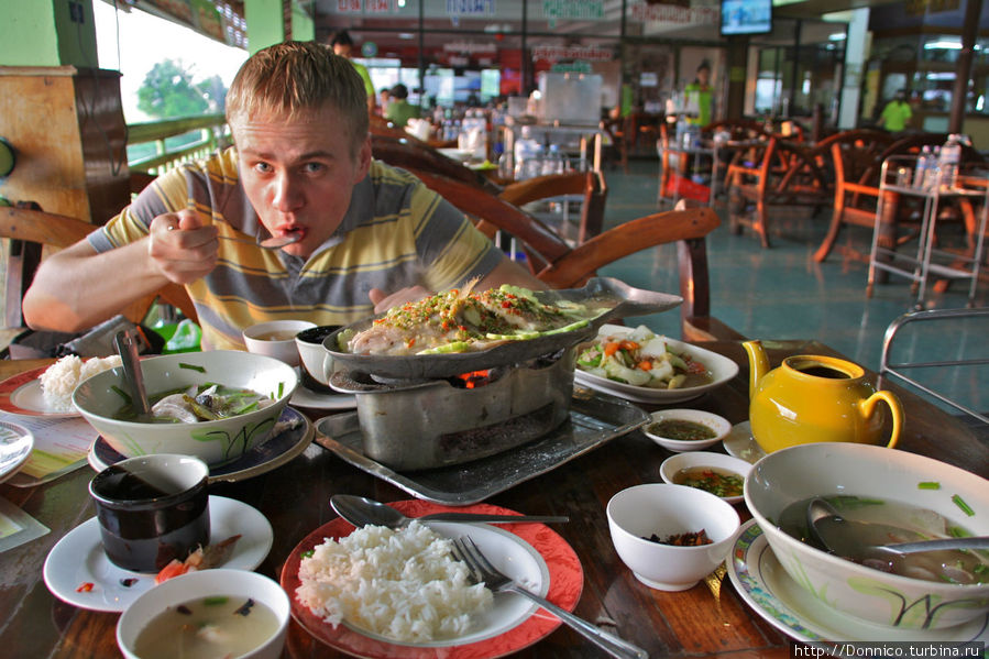 Обед на обочине дороги за 100 рублей Пхитсанулок, Таиланд
