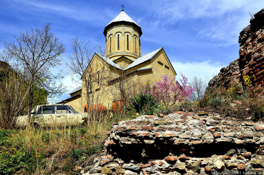 На территории крепости находится храм Святого Николая, датированный XII столетием. Тбилиси, Грузия