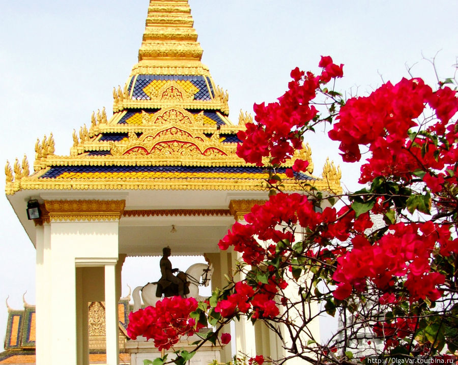 История этого памятника — сплошной анекдот Пномпень, Камбоджа