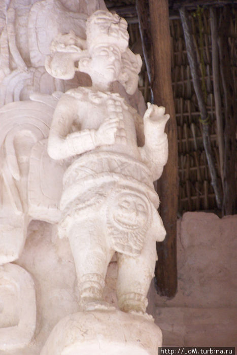 La Torre. Искусно сделанные фигуры человека покрывают верхнюю часть пасти монстра. Эк-Балам, Мексика