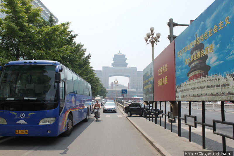 Здание вокзала видно издалека Пекин, Китай