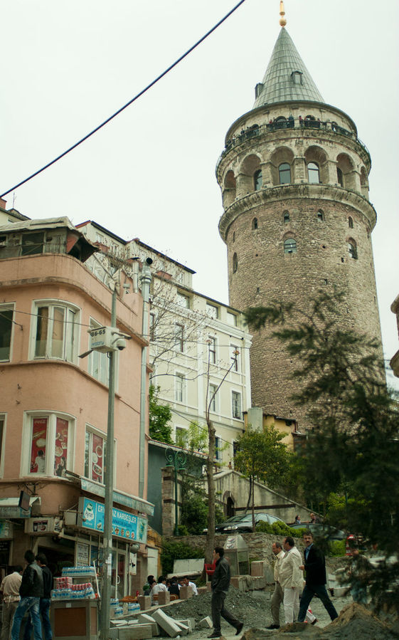 Здесь находится главная достопримечательность противоположного берега Золотого Рога — Галатская башня, построенная генуэзцами. Стамбул, Турция