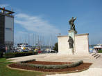 Памятник у моря