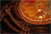 Потолок зала расписан Марком Шагалом