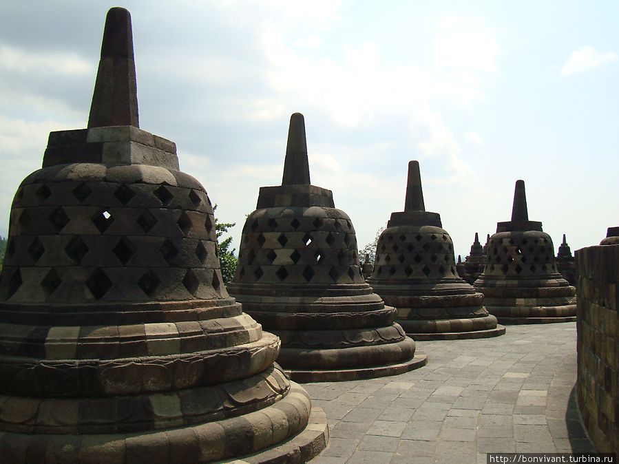 Ступы из кирпичей Х-формы Боробудур, Индонезия