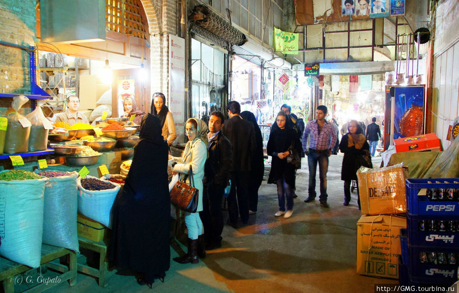 Бакалейная лавка. Обратите внимание на каблучки первой покупательницы. ) Исфахан, Иран