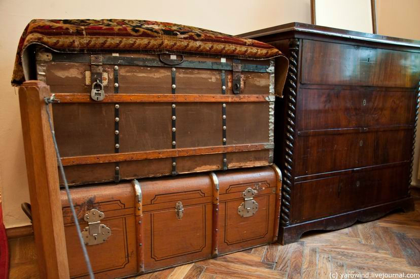 Подлинные чемоданы, с которыми Ленин с Крупской ездили по заграницам. Горки Ленинские, Россия