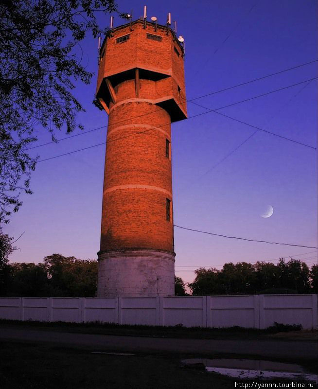 Достопримечательность Еманжелинска — самое высокое сооружение в городе — водонапорная башня Еманжелинск, Россия