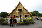 С монахами можно сфотографироваться на фоне храма