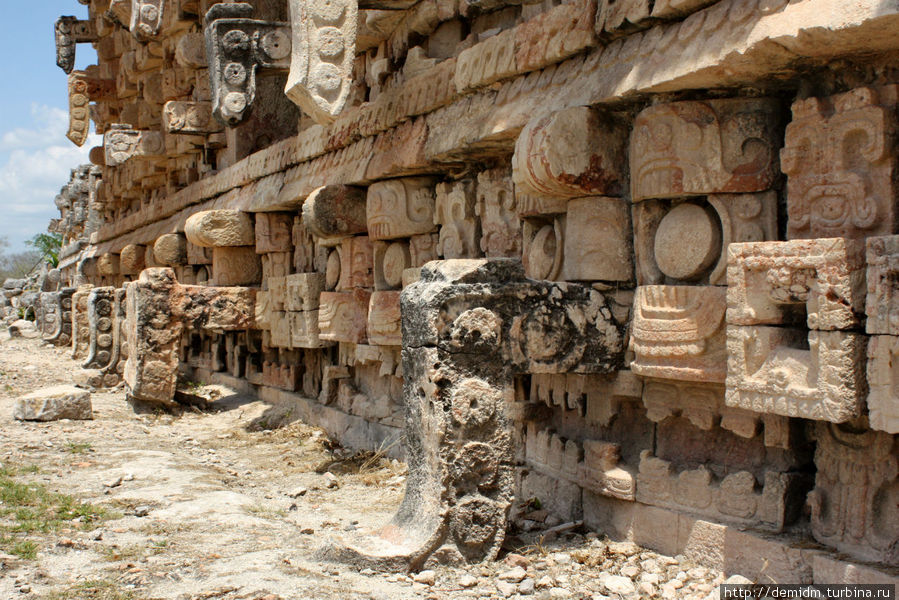 Фрагмент фасада храма масок Кабах, Мексика