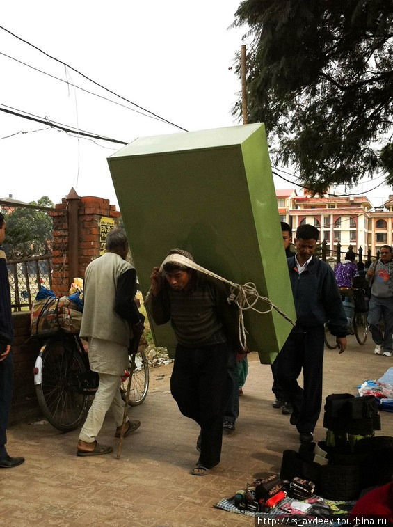 Здоровенный железный ящик, как он его так тащил на себе, до сих пор остаеться загадкой.. Катманду, Непал