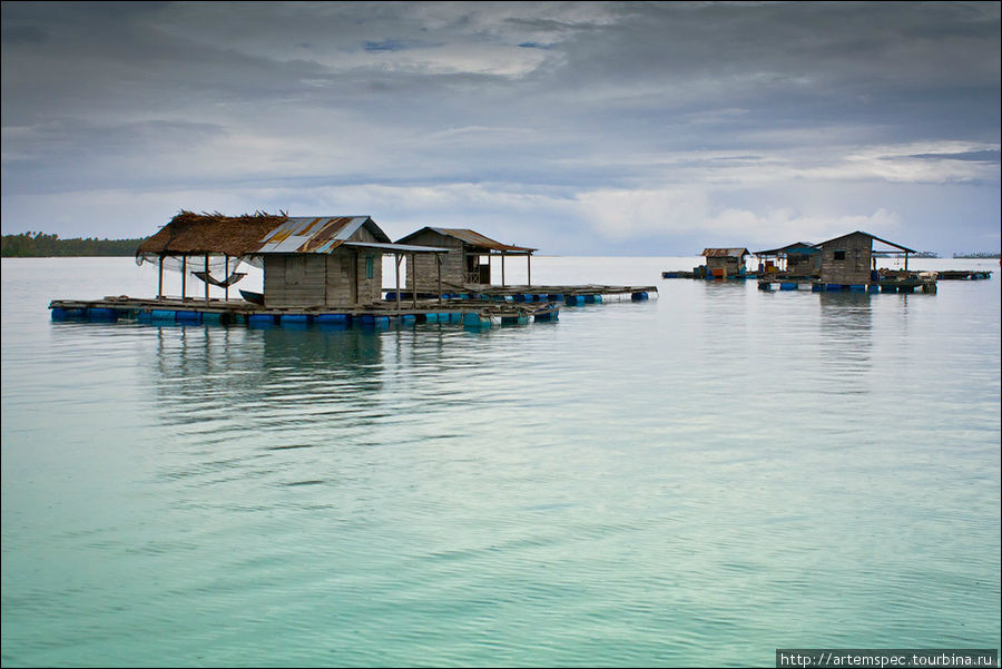 Некоторые рыбаки живут в плавучих домиках прямо на воде. Суматра, Индонезия