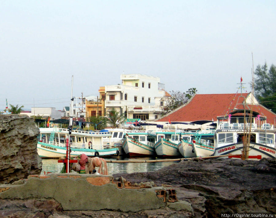 Город по праву считается рыбной столицей острова. Целая флотилия   кораблей базируется у причала  и каждый день выходит на промысел Дуонг-Донг, Вьетнам