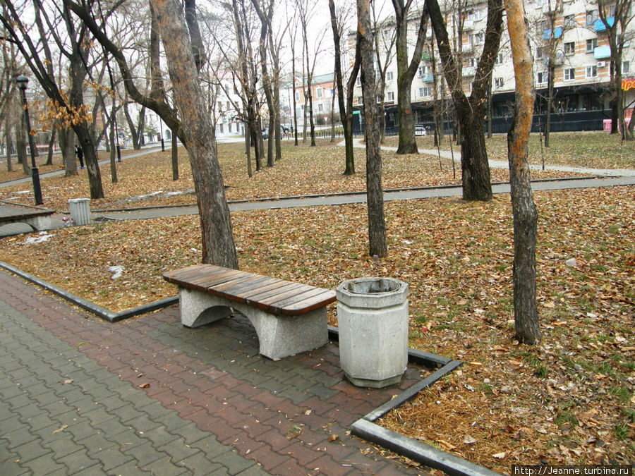 Уссурийский Бульвар...Грустные, пустые скамейки... Хабаровск, Россия