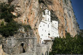 Еще одно культовое место — монастырь Острог. На эту достопримечательность я купился: ну как же: монастырь, выдолбленный в скале!