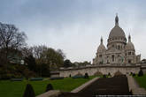 Базилика Сакре-Кёр — визитная карточка Монмартра. Этот собор видно почти из любой части Парижа, а всё потому, что он находится на горе.