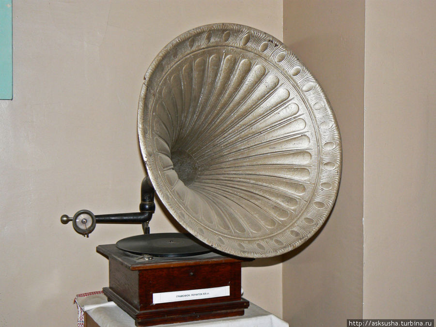 Среди постоянных выставок музея — Народные музыкальные инструменты Закарпатья. Ужгород, Украина