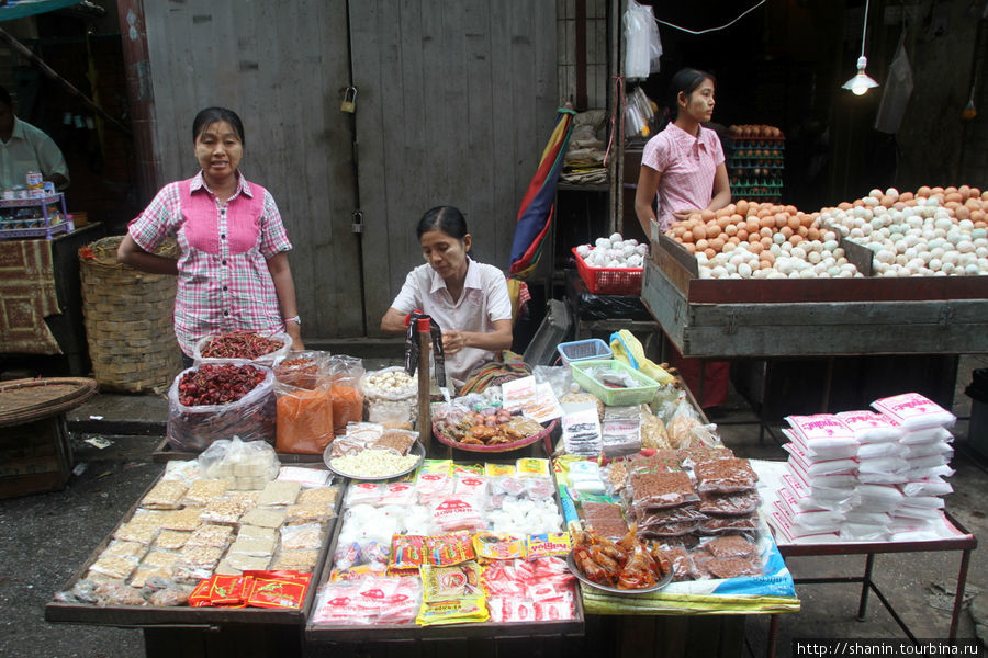Улица - рынок Янгон, Мьянма Улица - рынок Янгон, Мьянма
