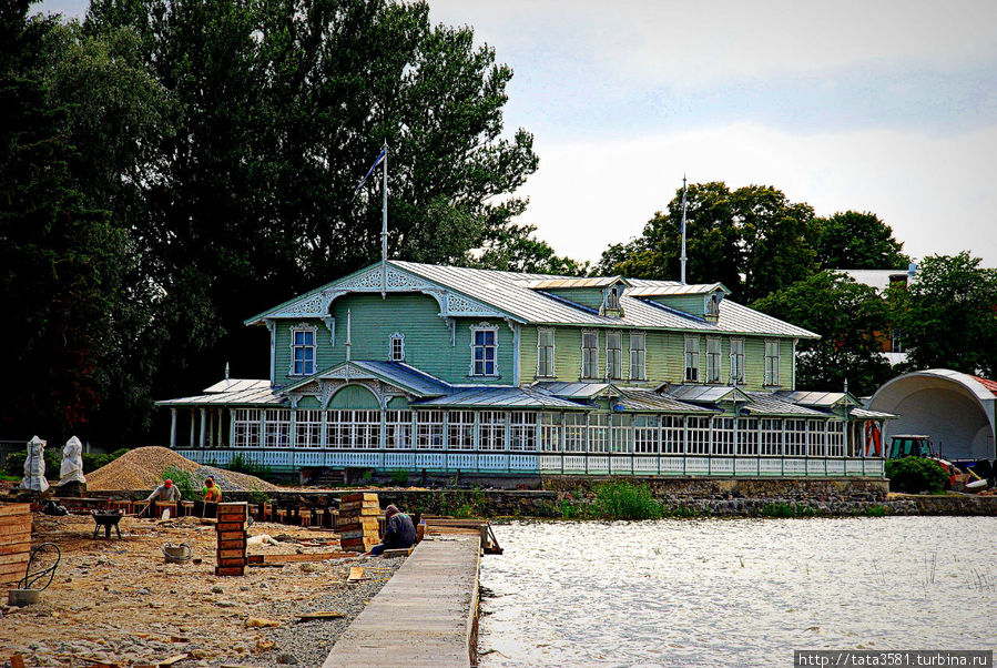 Жемчужиной набережной является Курзал — летний ресторан, построенный в 1898 году и украшенный ажурной деревянной резьбой. Хаапсалу, Эстония