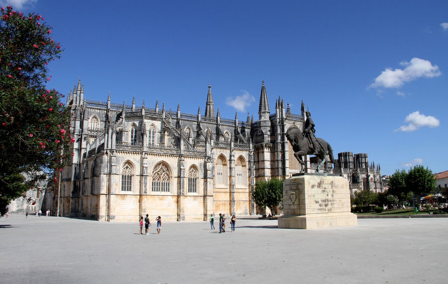 Монастырь большой.  Справа за памятником видна еще одна его часть. Баталья, Португалия