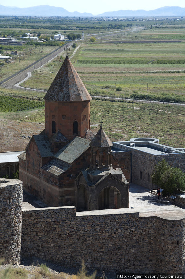 На заднем плане — армянско-турецкая граница. Слева Армения. За горами — Азербайджан. Хор Вирап Монастырь, Армения