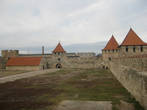 Вид двора крепости, слева бывший пороховой склад, ныне музей