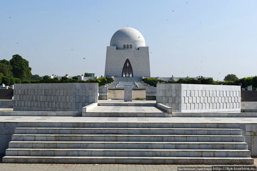 Из достопримечательностей можно отметить Мавзолей, где находится гроб Али Джина, основателя Пакистана. Мухаммад Али Джинн — «отец нации», как его называют в Пакистане. Карачи, Пакистан
