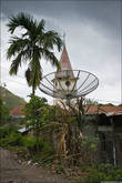 Как и везде на Суматре, в зенит смотрят спутниковые тарелки — неизменной атрибут местной жизни.