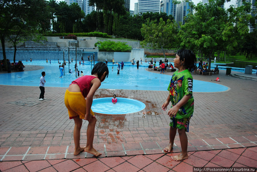 Эти девочки прыгали в маленький бассейн, тут же выбегали, отжимались и обратно по той же схеме:) Куала-Лумпур, Малайзия