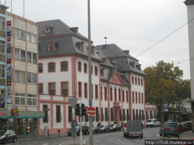 Отремонтированная старина и рядом новодел Майнц, Германия
