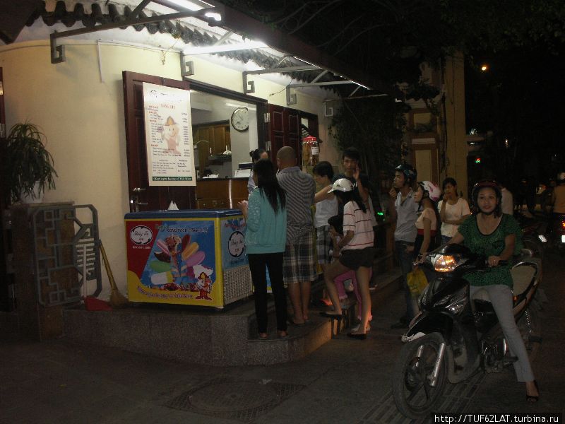 Люди питаются на ходу Ханой, Вьетнам