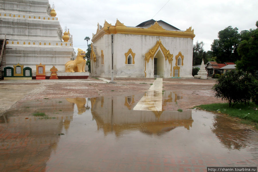 После дождя во дворе образуется большая лужа. Просто никто не додумался сделать хороший водосток. Мандалай, Мьянма