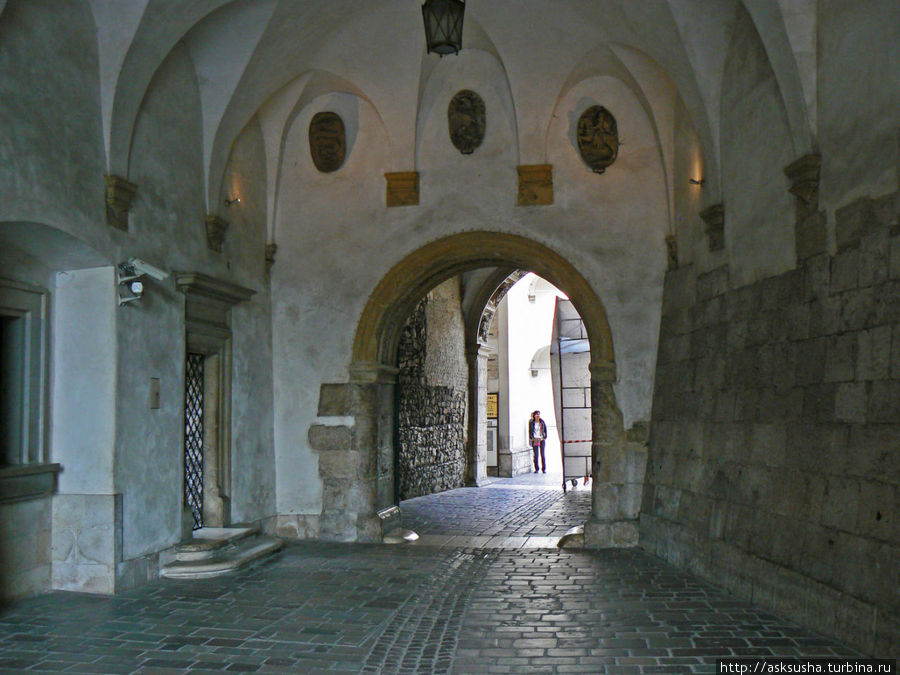Проход во внутренний двор Вавельского замка. Краков, Польша