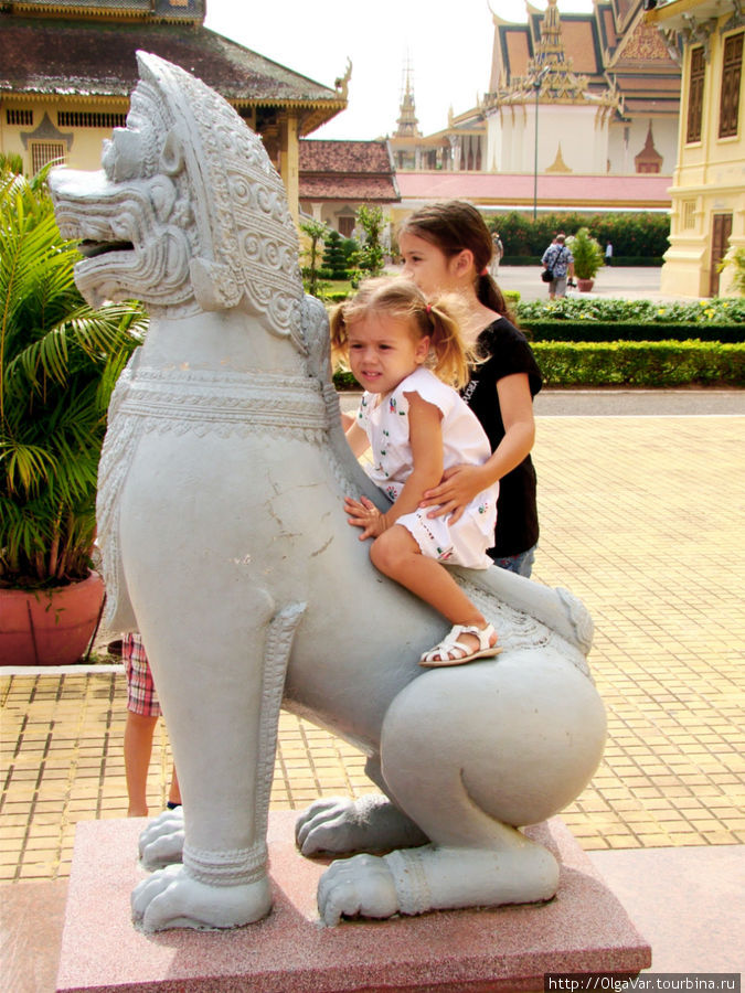 Никто детей не ругал. что они покатались на кхмерских львах Пномпень, Камбоджа