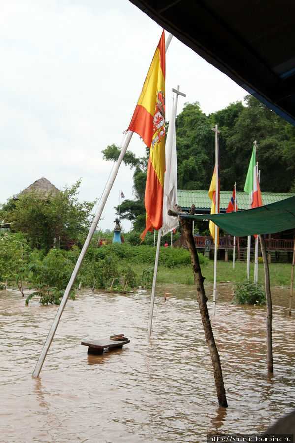 В сезон дождей вода подступает очень близко Провинция Тямпасак, Лаос