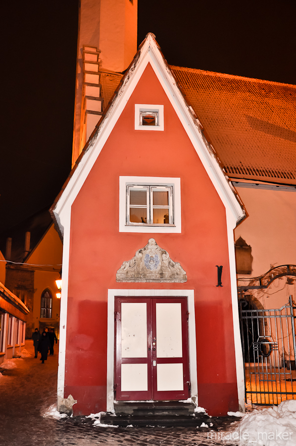 По дороге в гостиницу повстречался один из символов города – самый маленький дом. Таллин, Эстония