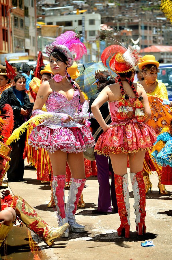 В глазах пестрит от ярких красок, пышных перьев и слепящих блесток, которыми — как бриллиантами — полностью усыпаны костюмы модниц и модников… Пуно, Перу