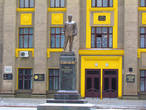 Памятник Орджоникидзе, чьё имя носит завод и рядом проходящий проспект