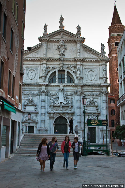 Венеция без туристов, на учебу, студентки академии, мост возле SAN MARIA DEL GIGLIO, р-н Сан Марко. Венето, Италия