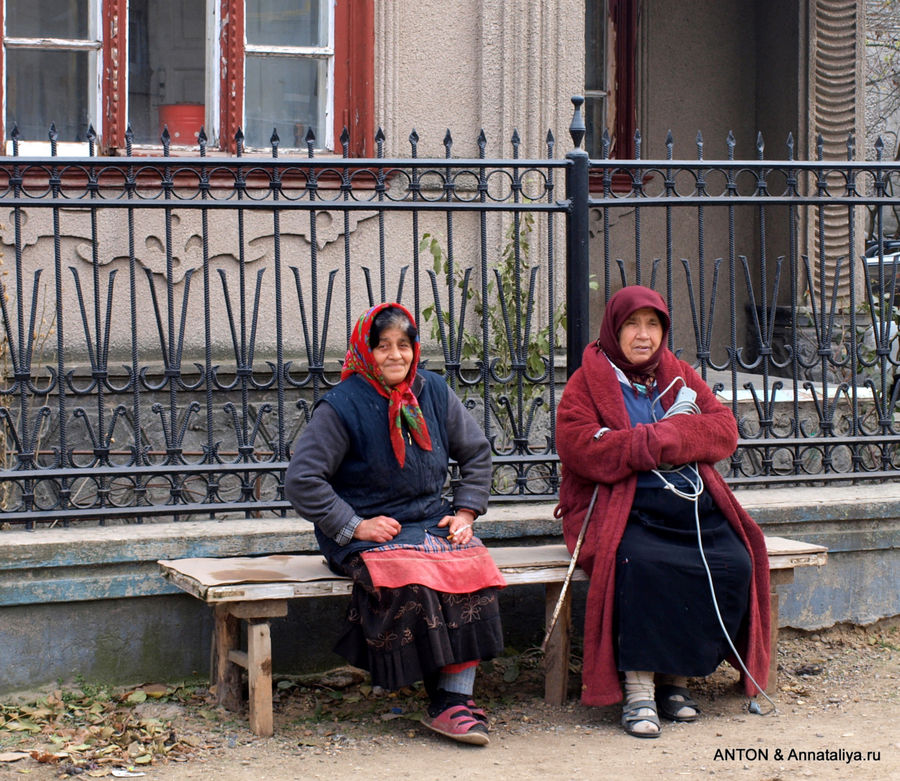 Сороки. Цыганский холм. Местные жительницы из бедных. Молдова