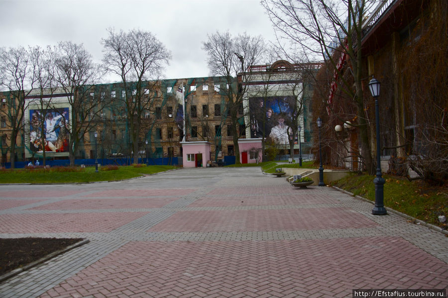 В роли рекламных щитов для афиш театра служит целое здание. Санкт-Петербург, Россия
