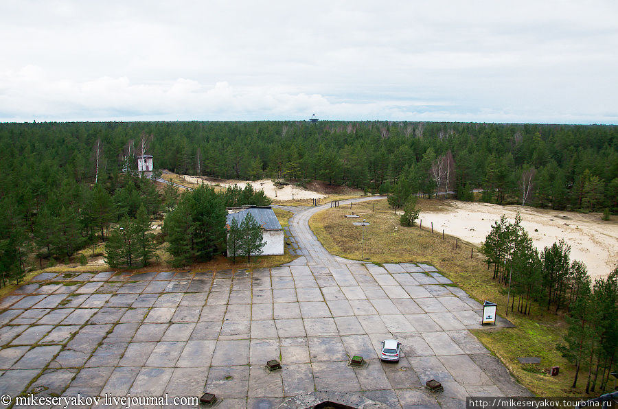 Вид с верхней площадки радара, вдалеке можно увидеть его «младшего собрата» РТ-16. Ирбене, Латвия