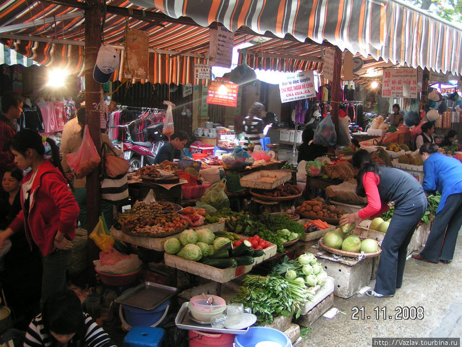 На одной из улиц рынка Ханой, Вьетнам