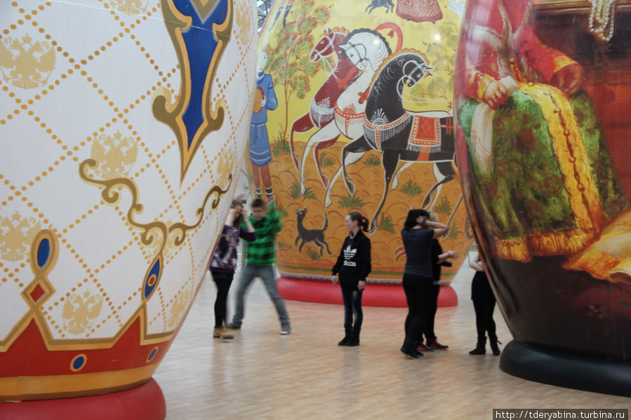 Матрешка — гигантский символ России Москва, Россия Матрешка — гигантский символ России Москва, Россия