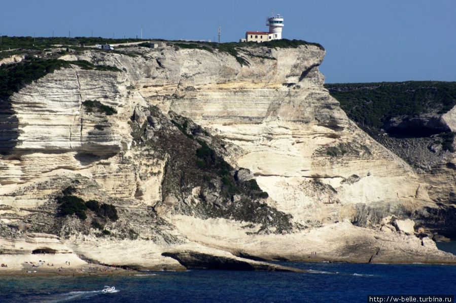 Красные скалы Арбатакса и белоснежные пляжи залива Орозей Арбатакс, Италия