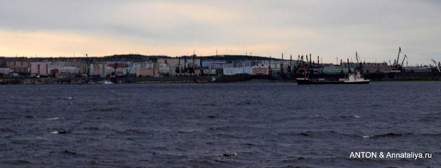 Вид на морской порт Дудинки с моря. Дудинка, Россия